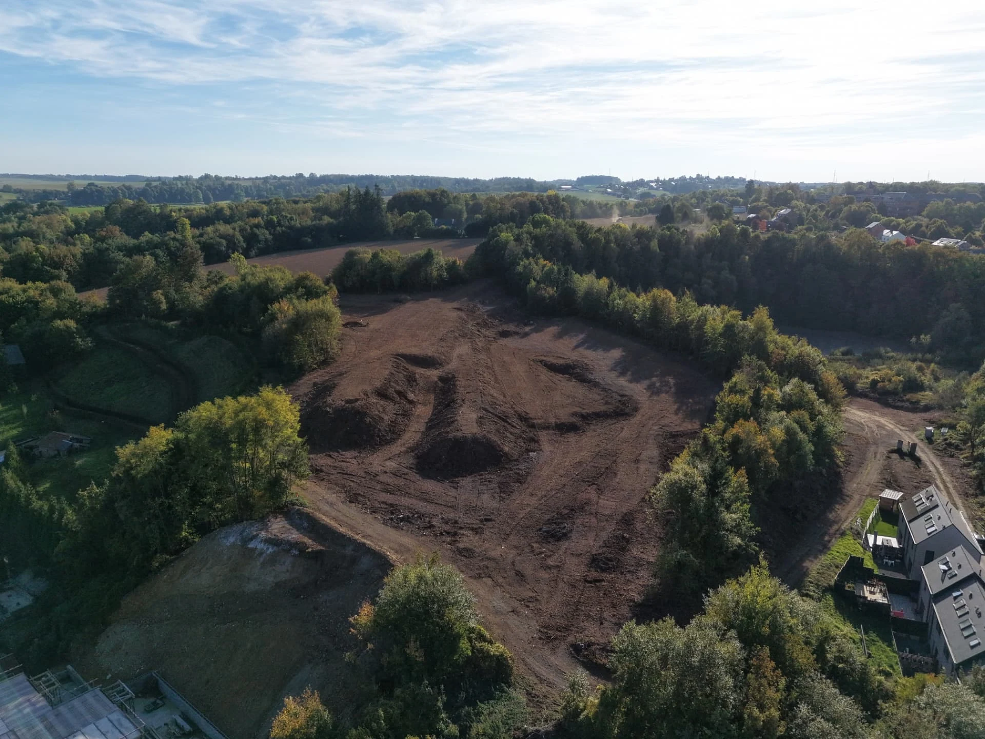Vue aérienne réelle du site et de son environnement verdoyant