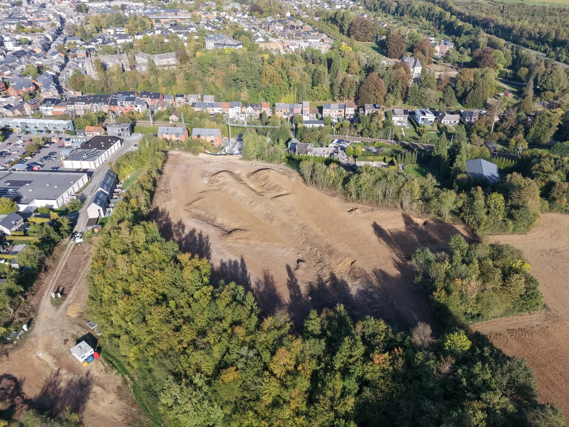 Photographie réelle du terrain après déboisement, vue aérienne vers Ciney